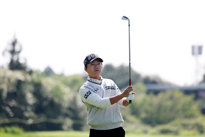 옥태훈이 8일 열린 KPGA 클래식 1라운드 15번홀에서 아이언 샷 후 볼 방향을 살피고 있다. 사진 | KPGA