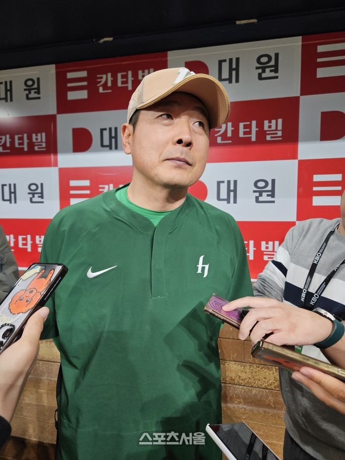키움 홍원기 감독이 7일 고척스카이돔에서 열린 2025 KBO리그 KIA전에 앞서 취재진과 얘기를 나누고 있다. 고척 | 김동영 기자 raining99@sportsseoul.com