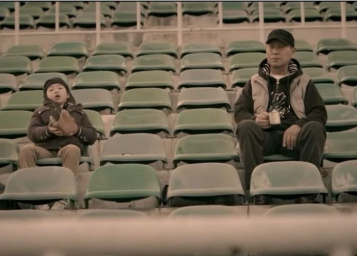 목지훈과 김성근 감독이 찍은 핫초코 광고의 한 장면. 사진 | 동서식품 CF