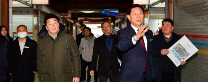 지난해 12월 백종원 대표가 김한종 전남 장성군수와 황룡전통시장을 둘러보고 있다. 제공|장성군