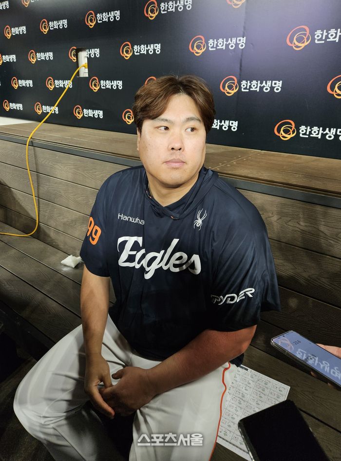 한화 류현진이 30일 대전 한화생명 볼파크에서 열린 2025 KBO리그 정규시즌 LG전 승리 후 취재진 인터뷰에 응하고 있다. 대전 | 강윤식 기자 skywalker@sportsseoul.com