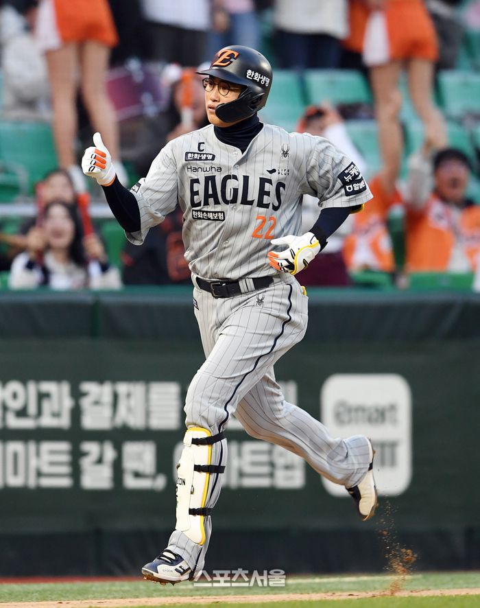 한화 채은성(오른쪽)이 16일 인천 SSG랜더스필드에서 열린 2025 KBO리그 SSG와의 경기 2회초 2사 SSG 선발 김광현을 상대로 솔로 홈런을 친 뒤 김재걸 코치와 하이파이브를 하고 있다. 문학 | 박진업 기자 upandup@sportsseoul.com