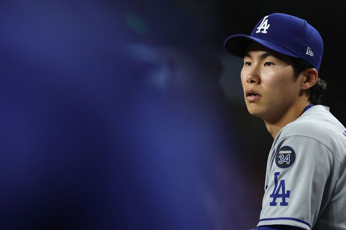 김혜성이 10일(한국시간) 미국 애리조나주 피닉스 체이스 필드에서 열린 2025 메이저리그(ML) 정규시즌 애리조나전을 더그아웃에 지켜보고 있다. 사진 | AFP 연합뉴스