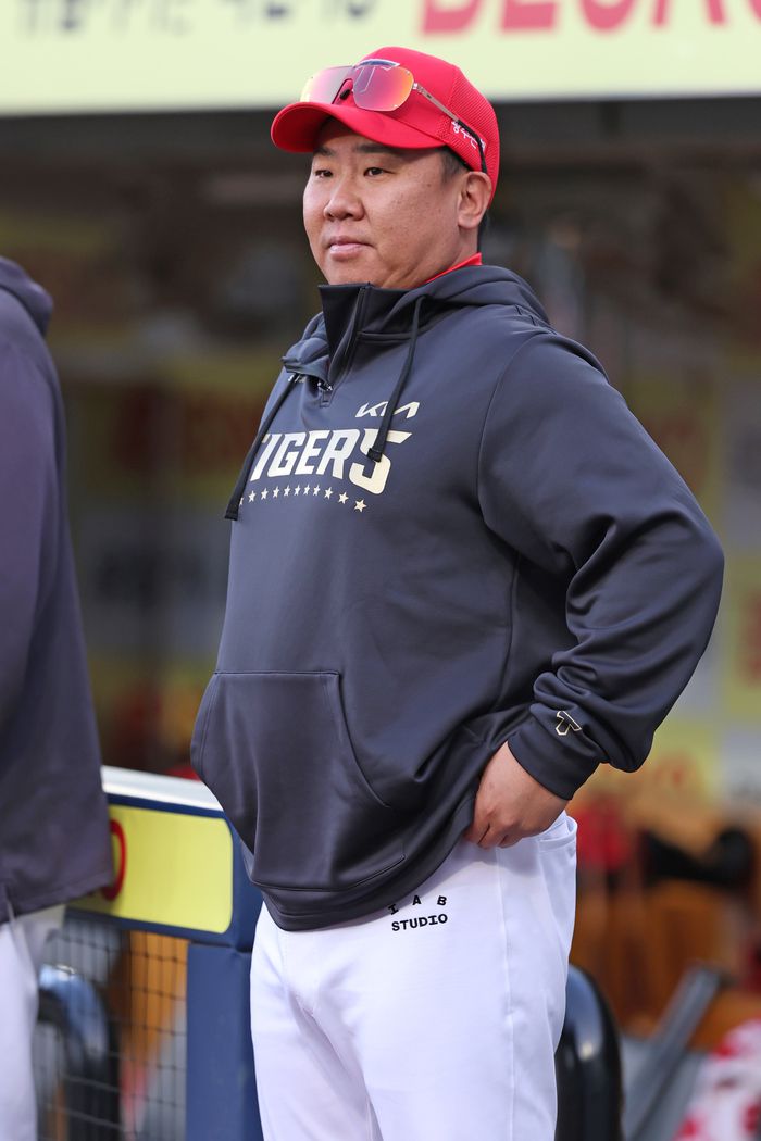 KIA 이범호 감독이 23일 대구삼성라이온즈파크에서 열린 2025 KBO리그 정규시즌 삼성전에 앞서 그라운드를 바라보고 있다. 사진 | KIA 타이거즈