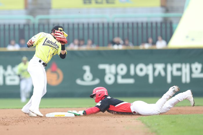 KIA 박찬호가 10일 인천SSG랜더스필드에서 열린 2025 KBO리그 정규시즌 SSG전 도루에 성공하고 있다. 사진 | KIA 타이거즈