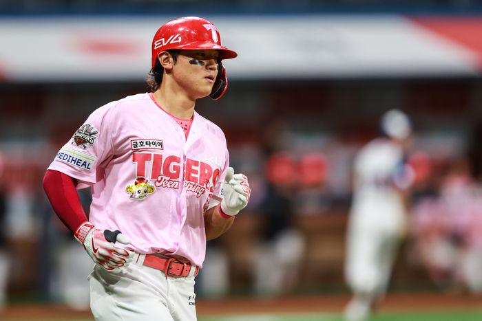 KIA 김도영이 5일 서울 고척스카이돔에서 열린 2025 KBO리그 정규시즌 키움전에서 안타를 치고 출루하고 있다. 사진 | KIA 타이거즈