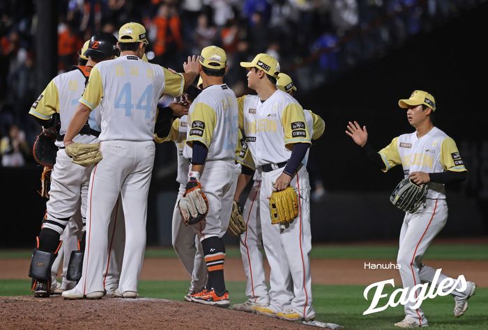 한화 선수들이 7일 대전 한화생명 볼파크에서 열린 2025 KBO리그 삼성전 승리로 9연승을 달성한 후 하이파이브를 하고 있다. 이날 승리로 단독 1위로 올라섰다. 사진 | 한화 이글스