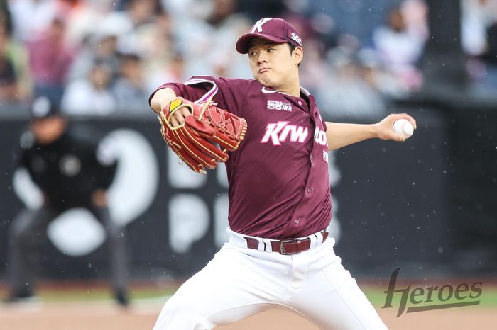 키움 정현우가 대전 한화생명 볼파크에서 열린 2025 KBO리그 한화전에 선발 등판해 역투하고 있다. 사진 | 키움 히어로즈