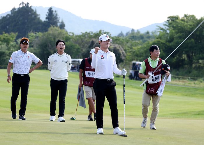 배용준이 11일 열린 KPGA 클래식 최종라운드 마지막 18번홀에서 우승 퍼트를 성공한 후 세리머니를 하고 있다. 사진 | KPGA