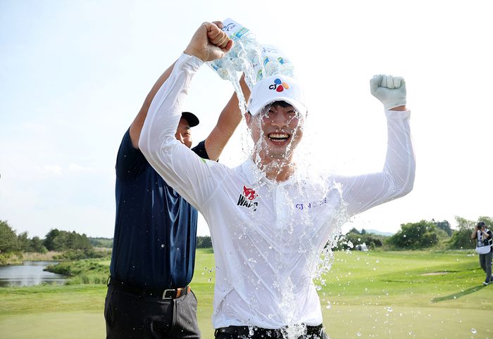 배용준이 11일 열린 KPGA 클래식 최종라운드에서 우승을 차지한 후 동료들로부터 축하 물세레를 받고 있다. 사진 | KPGA