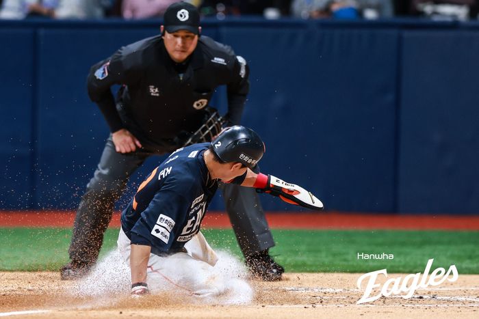 한화 심우준이 10일 고척스카이돔에서 열린 2025 KBO리그 키움전에서 3회초 문현빈의 희생플라이 때 홈에서 세이프 되고 있다. 사진 | 한화 이글스