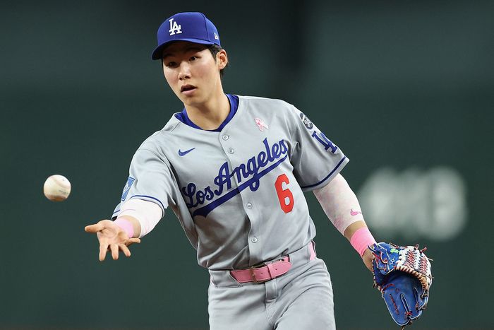 김혜성이 12일(한국시간) 미국 애리조나주 피닉스 체이스 필드에서 열린 2025 메이저리그(ML) 애리조나전 2회초 수비에 성공하고 있다. 사진 | AFP 연합뉴스