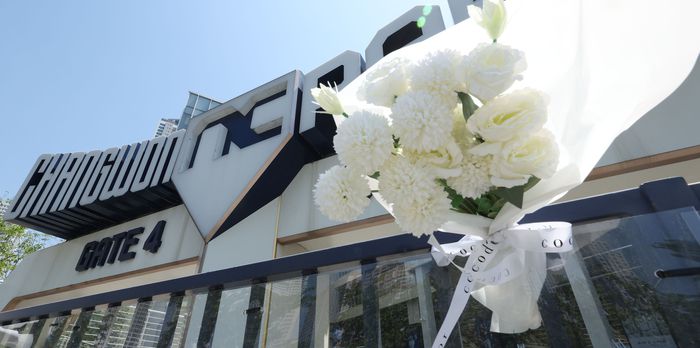 창원NC파크에 고인을 추모하는 조화 등이 놓여 있다. 사진 | 창원=연합뉴스