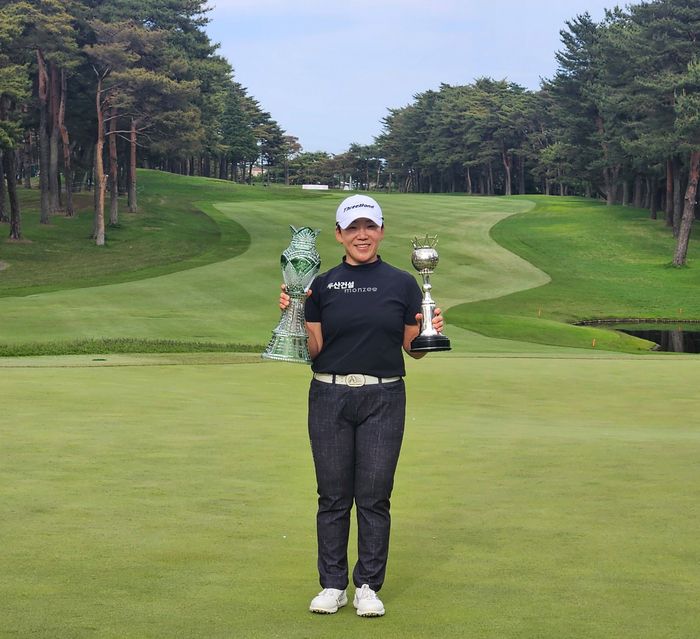 신지애가 JLPGA투어 메이저대회 월드 레이디스 챔피언십 살롱파스컵 우승 트로피를 들고 있다. 사진 | 두산건설