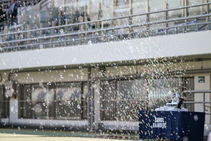 비눗방울이 목동종합운동장에 떠다니는 모습. 사진 |  서울 이랜드