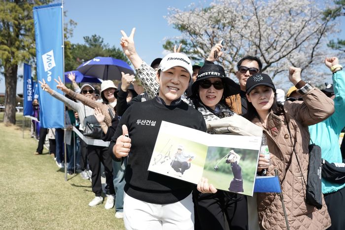신지애가 올해 KLPGA투어 국내 개막전 ‘두산건설 We’ve 챔피언십’에서 팬들과 만나고 있다. 사진 | 두산건설