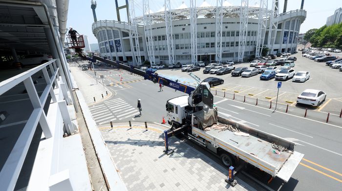 창원NC파크 야구장 주차장에서 관계자가 외장 마감재 ‘루버’ 철거 작업을 하고 있다. 사진 | 창원=연합뉴스
