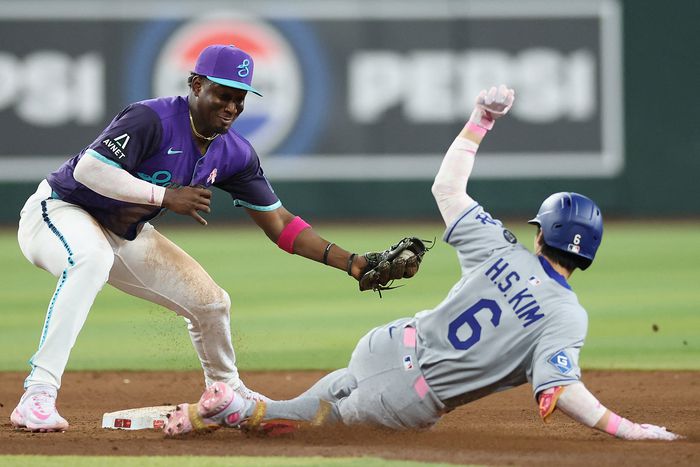 김혜성이 12일(한국시간) 미국 애리조나주 피닉스 체이스 필드에서 열린 2025 메이저리그(ML) 애리조나전 6회초 안타 후 2루에 들어가고 있다. 사진 | AFP 연합뉴스