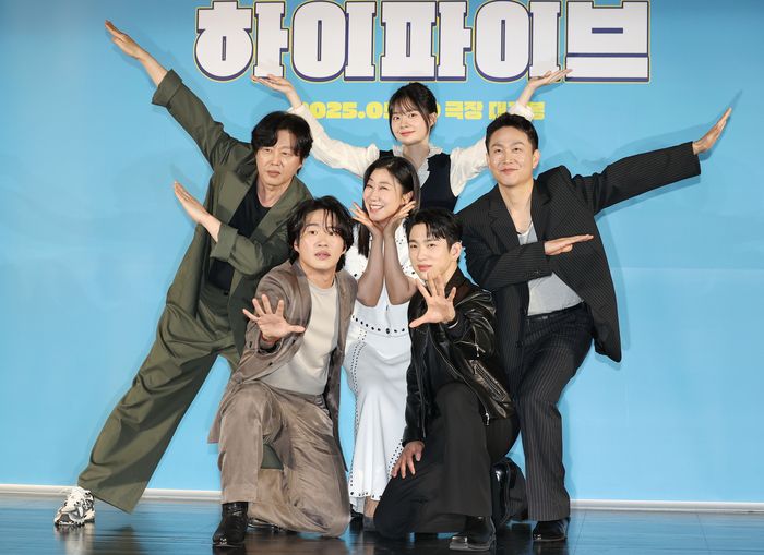 포즈 취하는 ‘하이파이브’ 배우들. 사진 | 연합