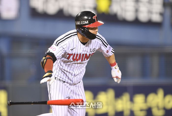 LG 문성주가 23일 서울 잠실구장에서 열린 2025 KBO리그 NC와 경기 5회말 내야안타를 치고 있다. 잠실 | 최승섭기자 thunder@sportsseoul.com