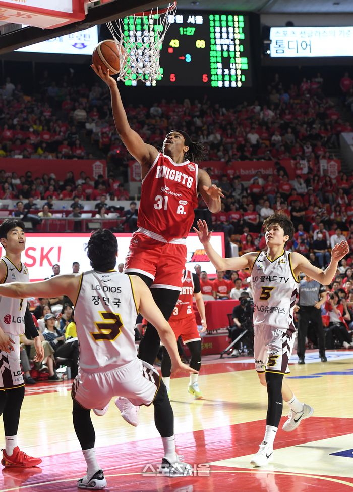 SK 아이재아 힉스(가운데)가 13일 잠실학생체육관에서 열린 2024-2025 프로농구 LG와 챔피언결정전 5차전에서 레이업슛을 하고 있다. 잠실학생 | 박진업 기자 upandup@sportsseoul.com