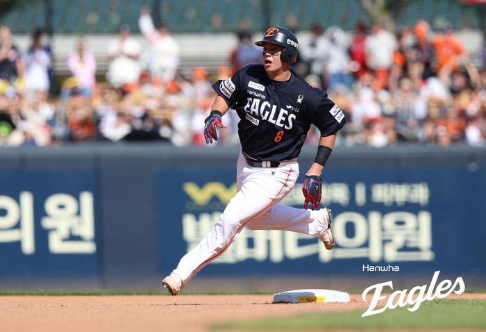 한화 노시환이 4일 광주-기아 챔피언스 필드에서 열린 2025 KBO리그 정규시즌 KIA전서 안타를 친 후 베이스를 돌고 있다. 사진 | 한화 이글스