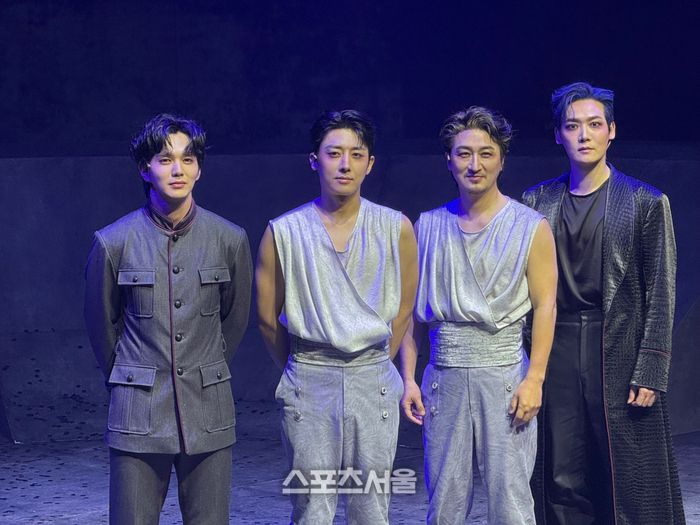 연극 ‘킬링시저’의 (왼쪽부터) ‘브루터스’ 역 유승호, ‘시저’ 역 손호준과 김준원, ‘카시우스/안토니우스’ 역 양지원이 13일 프레스콜에서 단체 사진을 촬영하고 있다. 사진 | 표권향 기자 gioia@sportsseoul.com