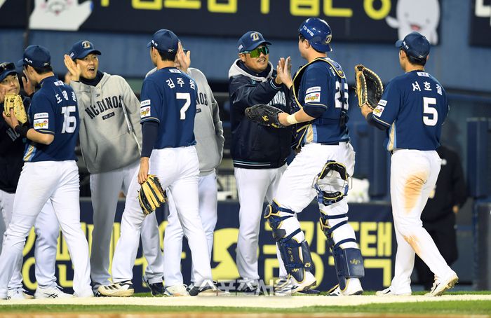 NC 이호준 감독(가운데)이 24일 잠실구장에서 열린 2025 KBO리그 LG와 경기에서 3-1로 승리한 뒤 선수들과 하이파이브를 하고 있다. 잠실 | 박진업 기자 upandup@sportsseoul.com