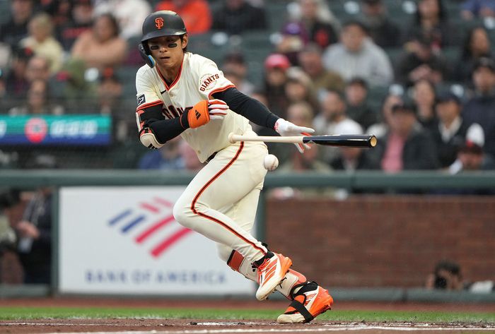 이정후가 13일(한국시간) 캘리포니아주 샌프란시스코 오라클 파크에서 열린 2025 메이저리그(ML) 애리조나전 1회말에 기습번트를 시도하고 있다. 사진 | AFP 연합뉴스