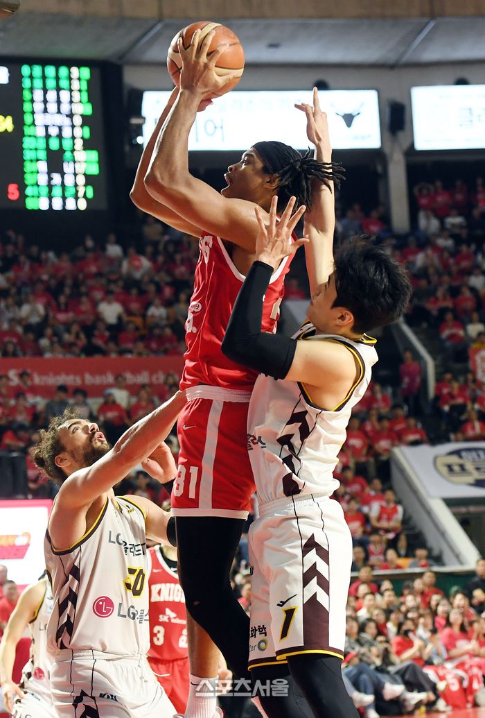 SK 아이재아 힉스(가운데)가 13일 잠실학생체육관에서 열린 2024-2025 프로농구 LG와 챔피언결정전 5차전에서 팀도료 최원혁의 앨리웁 패스를 슛으로 연결하고 있다. 잠실학생 | 박진업 기자 upandup@sportsseoul.com