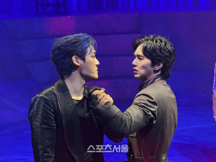 배우 양지원과 유승호가 13일 연극 ‘킬링시저’ 프레스콜에서 ‘브루터스, 안토니우스의 연설’을 시연하고 있다. 사진 | 표권향 기자 gioia@sportsseoul.com