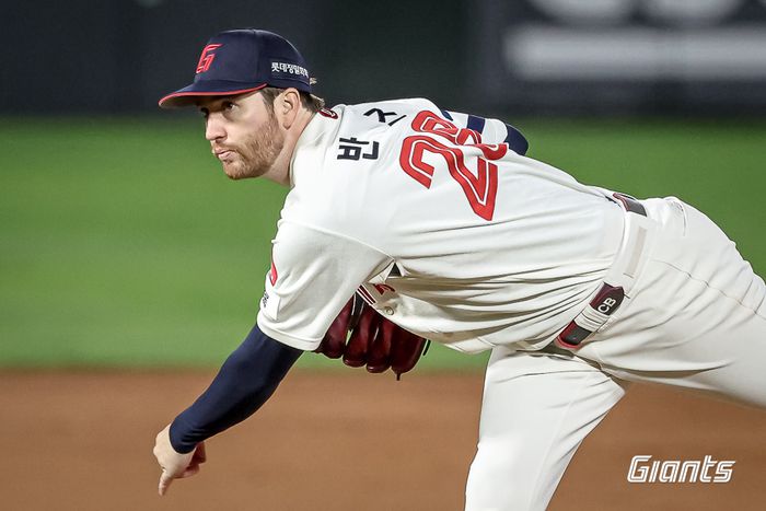 롯데 반즈가 사직구장에서 열린 2025 KBO리그 한화전에 선발 등판해 힘차게 공을 던지고 있다. 사진 | 롯데 자이언츠
