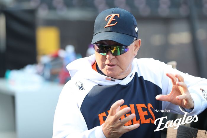 한화 김경문 감독이 25일 대전 한화생명 볼파크에서 열린 2025 KBO리그 정규시즌 KT전에 앞서 선수들 훈련을 지켜보며 이야기하고 있다. 사진 | 한화 이글스
