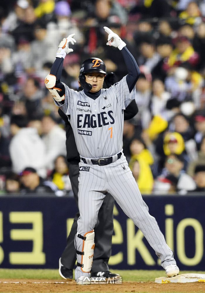 한화 이도윤이 잠실구장에서 열린 2025 KBO리그 LG와의 경기 8회초 2사 LG 김진성을 상대로 안타를 치고 세리머니를 하고 있다. 잠실 | 박진업 기자 upandup@sportsseoul.com