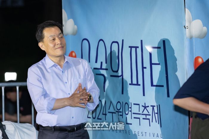 이재준 시장이 지난해 경기상상캠퍼스에서 열린 수원연극축제에 참여했다. 제공=수원시