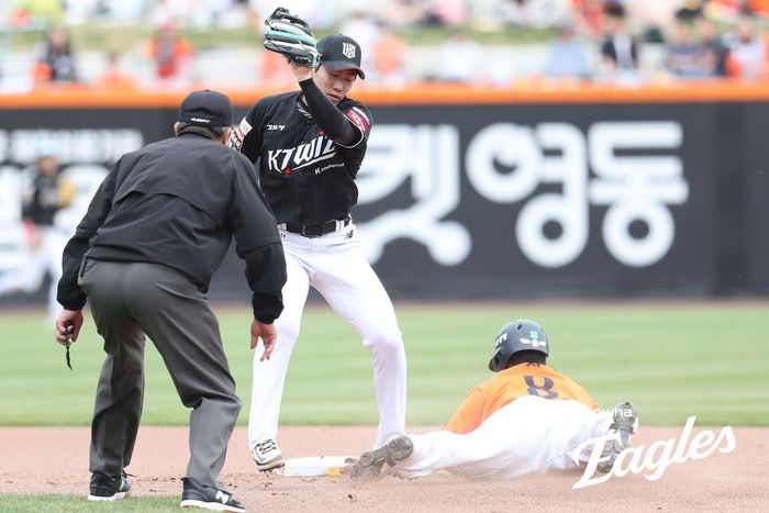 한화 노시환이 27일 대전 한화생명 볼파크에서 열린 2025 KBO리그 정규시즌 KT전서 도루하고 있다. 사진 | 한화 이글스