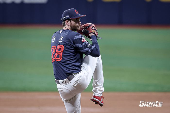 롯데 반즈가 고척스카이돔에서 열린 2025 KBO리그 키움전에 선발 등판해 역투하고 있다. 사진 | 롯데 자이언츠