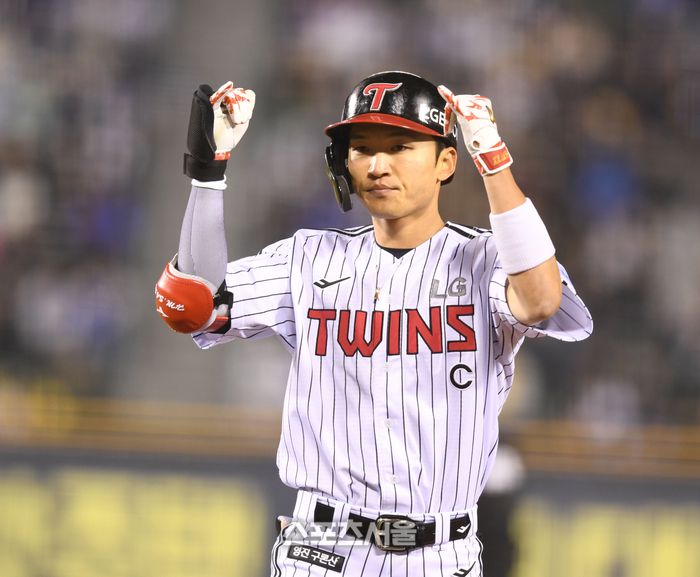 LG 박해민이 15일 잠실구장에서 열린 2025 KBO 리그 삼성과 경기 7회말 좌중간 안타를 친 후 세리머니를 하고 있다. 잠실 | 최승섭 기자 thunder@sportsseoul.com