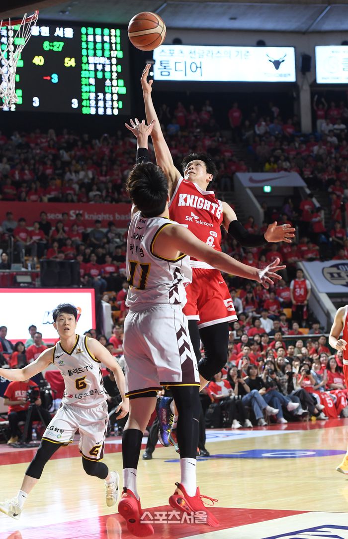 SK 김선형(오른쪽)이 13일 잠실학생체육관에서 열린 2024-2025 프로농구 LG와 챔피언결정전 5차전에서 LG 허일영의 수비를 피해 슛을 하고 있다. 잠실학생 | 박진업 기자 upandup@sportsseoul.com