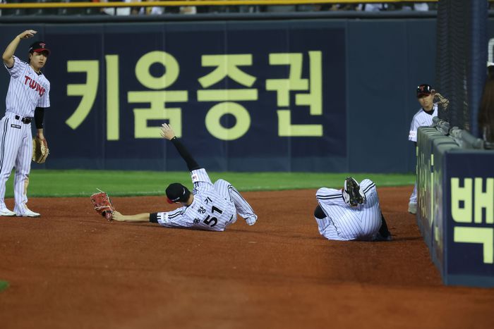 홍창기(가운데)가 13일 잠실구장에서 열린 2025 KBO리그 정규시즌 키움전서 김민수와 충돌 후 고통을 호소하고 있다. 사진 | LG 트윈스