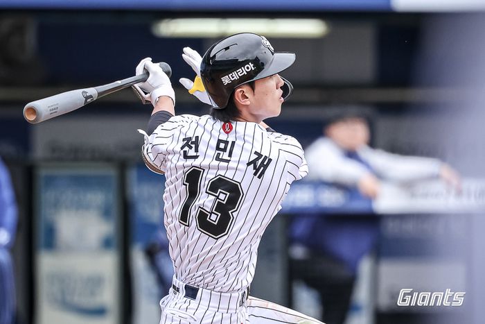 롯데 전민재가 대구삼성라이온즈파크에서 열린 2025 KBO리그 정규시즌 삼성전에서 타격하고 있다. 사진 | 롯데 자이언츠