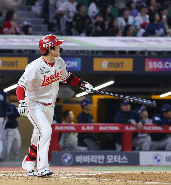SSG 최정이 13일 인천SSG랜더스필드에서 열린 2025 KBO리그 정규시즌 NC전서 개인 통산 500홈런을 쏘아 올리고 타구를 확인하고 있다. 사진 | 연합뉴스