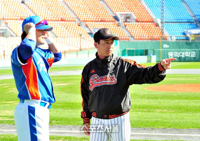 2010 광저우 아시안게임 야구대표팀에 발탁된 추신수(왼쪽)가 롯데 박정태 2군 감독과 만나 얘기를 나누고 있다. 사진 | 스포츠서울DB