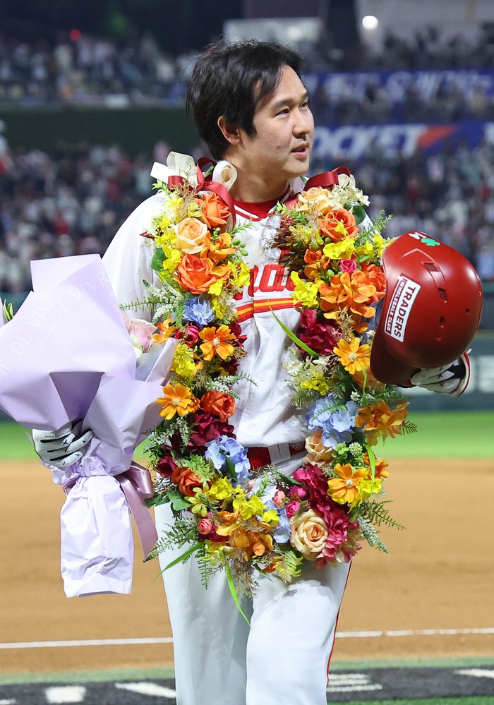 SSG 최정이 13일 인천SSG랜더스필드에서 열린 2025 KBO리그 정규시즌 NC전서 개인 통산 500홈런을 기록 후 꽃다발을 들고 이동하고 있다. 사진 | 연합뉴스