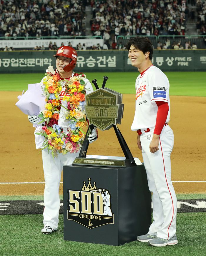 SSG 최정이 13일 인천SSG랜더스필드에서 열린 2025 KBO리그 정규시즌 NC전서 개인 통산 500홈런을 기록하고 ‘캡틴’ 김광현과 함께 기념 촬영하고 있다. KBO리그 최초 기록. 사진 | SSG 랜더스