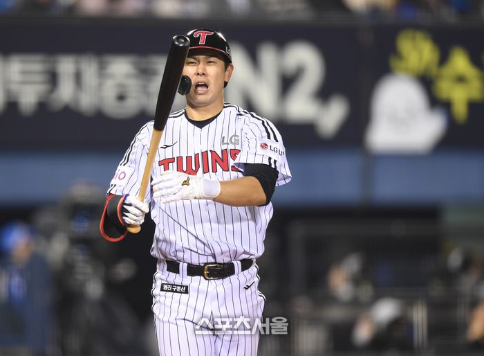 LG 홍창기가 15일 잠실구장에서 열린 2025 KBO리그 삼성과 경기 7회말 1사2루 파울을 친 후 아쉬워하고 있다. 잠실 | 최승섭기자 thunder@sportsseoul.com