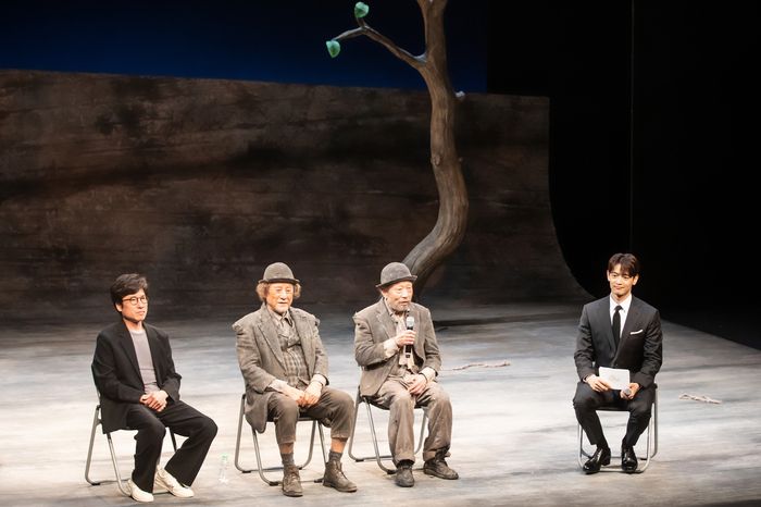 지난 13일 연극 ‘고도를 기다리며’ 공연 후 (왼쪽부터) 오경택 연출과 배우 박근형, 신구가 최민호의 사회로 관객과 대화하고 있다. 사진 | 파크컴퍼니