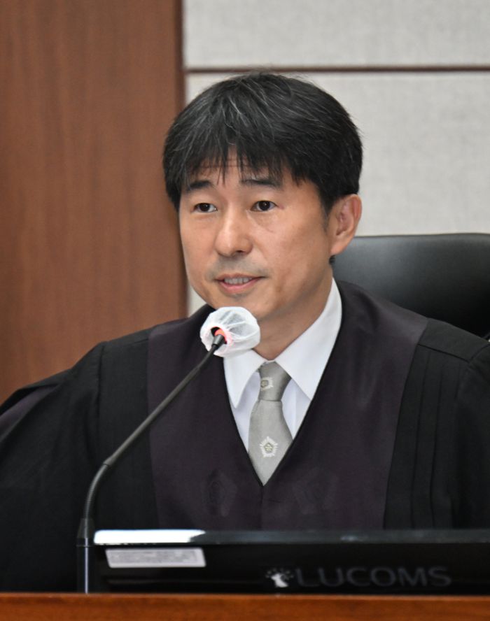 취재진 퇴장 명령하는 지귀연 부장판사 2025.4.21 [사진공동취재단]