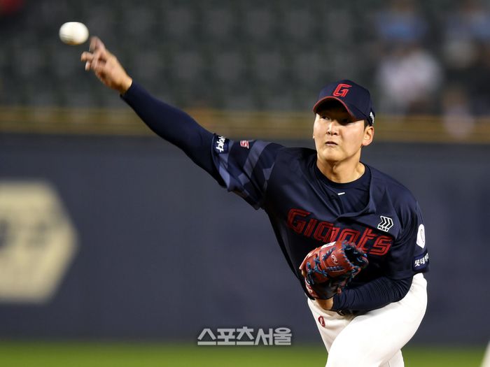 롯데 최준용이 잠실구장에서 열린 2024 KBO리그 LG와 경기 7회 역투하고 있다. 잠실 | 최승섭기자 thunder@sportsseoul.com