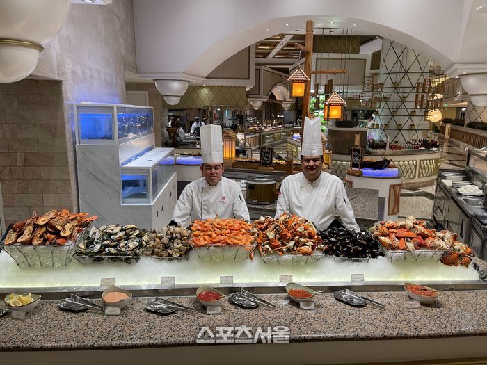 오카다리조트 내 메들리 뷔페에서 쉐프가 포즈를 취하고 있다. 마닐라 | 원성윤 기자 socool@sportsseoul.com